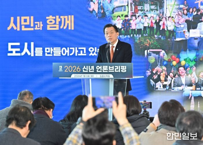 이재준 수원시장이 2026년 신년 브리핑에서 수원의 미래를 이야기하고 있다.
