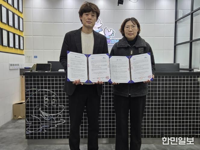 수원시‧마린크루 수원센터 관계자가 협약식 후 기념촬영을 하고 있다.