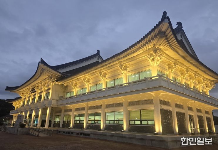 야간 운영을 시작한 경주시 시립도서관 전경