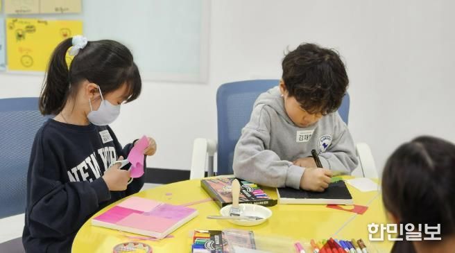 <겹겹의 감정 콜라주> 참여 어린이들이 작품을 만들고 있다.