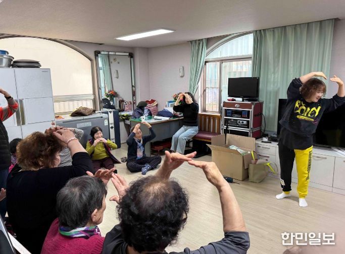 1. 천안시 보건소가 ‘찾아가는 어르신 건강교실’을 운영하고 있다.