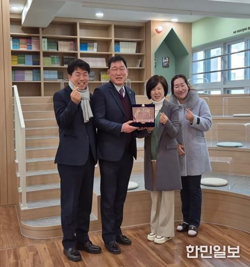 부산시의회 학생 안전 최우선 의정활동…박희용 의원, 초읍초 공로패