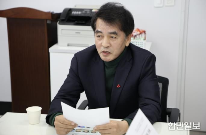 최재형군수가 민생안정 지원금에 대해 설명하는 모습