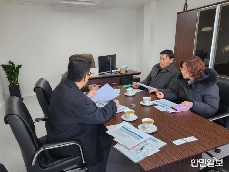 제일클린업㈜ 관계자들과 간담회 중인 평택시 안중출장소 문종호 소장(오른쪽에서 2번째)과 환경위생과 최영미 과장(오른쪽 1번째)