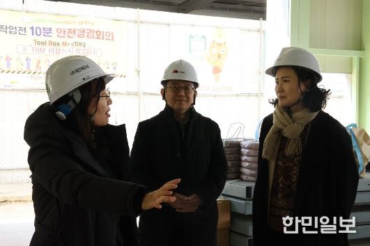 이진희 관세청 통관국장(오른쪽)이 9일 서울세관 국제이사화물 통관센터를 방문해 통관현장을 점검하고 있다