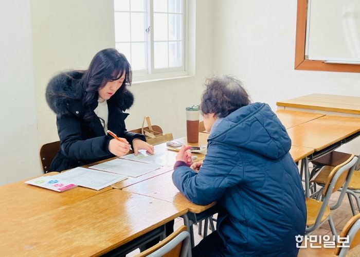 수원시 영통구치매안심센터 관계자가 망포동성당에서 찾아가는 치매조기검진을 하고 있다.