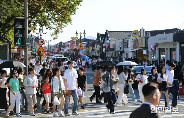 경주 황리단길 일원에서 관광객들이 횡단보도를 건너며 거리를 가득 메우고 있다.
