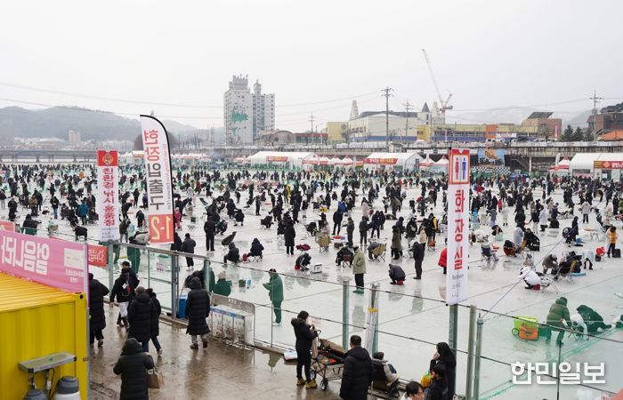 2026 얼음나라 화천산천어축제가 10일 화천읍과 화천천 일대에서 개막했다. 축제는 오는 2월1일까지, 23일 간 계속된다