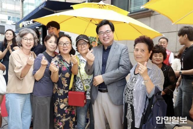 박일하 동작구청장이 지난해 8월, 상도전통시장 맥주페스타에 방문해 주민들과 사진 촬영을 하고 있다.