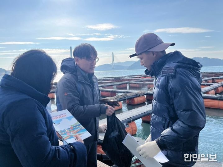 여수시가 저수온 대비 양식장 교육자료 배포 등 현장 지도·점검을 실시했다.