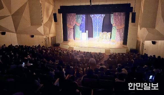 강진아트홀 2026년 첫 번째 공연을 관람하러온 관객이 대공연장을 가득 메우고 있다.
