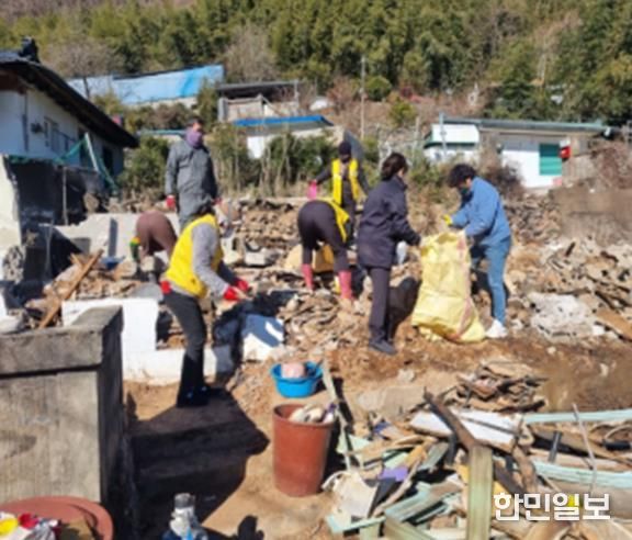 고성군 영현면 주택화재 가구 청소봉사활동 전개 및 적십자구호물품 전달