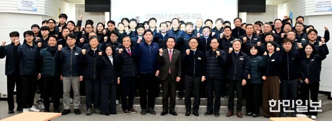 유정복 인천광역시장이 13일 남동구 인천교통공사에서 열린 '2026 주요업부보고회(인천교통공사)'에서 업무보고를 받고 기념촬영을 하고 있다.