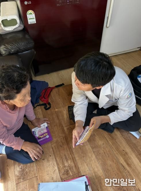 전수조사 전담 인력이 어르신 가정을 방문해 전수조사를 진행하고 자살예방에 대한 설명을 드리고 있다.