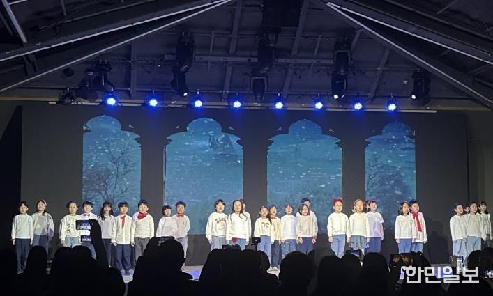 캠프에 참여한 학생들이 뮤지컬 공연을 선보이고 있다.