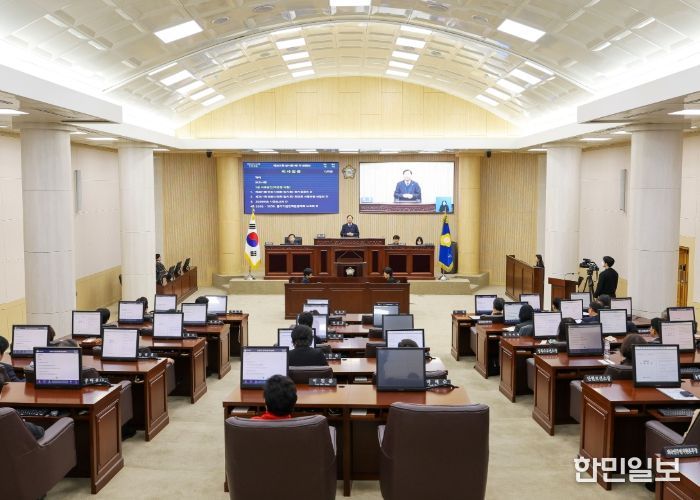 안산시의회가 제301회 임시회 회기에 돌입했다. 사진은 19일 의회 본회의장에서 열린 제301회 임시회 제1차 본회의의 모습.