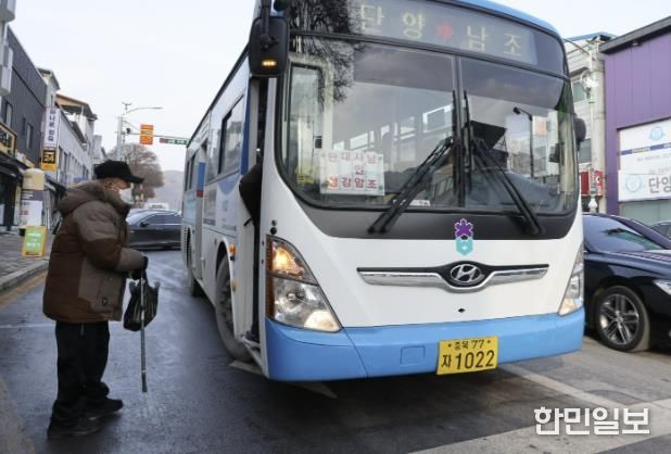 시내버스를 이용하는 어르신들