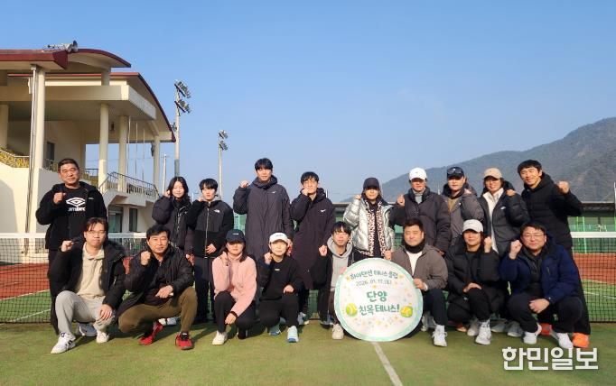테니스 레슨 단체 사진 (최영자 감독_뒷줄 오른쪽에서 4번째 흰 모자)