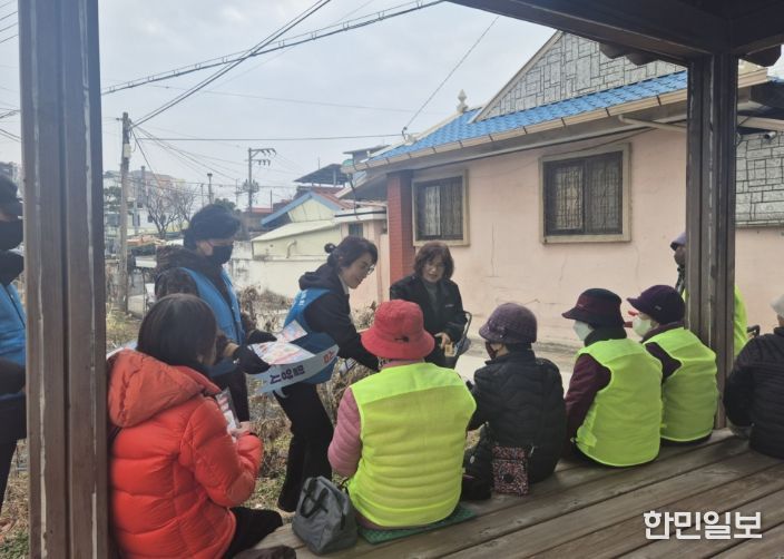 김혜영 밀양시 가곡동장과 자원봉사회 회원들이 주민들을 대상으로 산불 예방 홍보활동을 펼치고 있다.