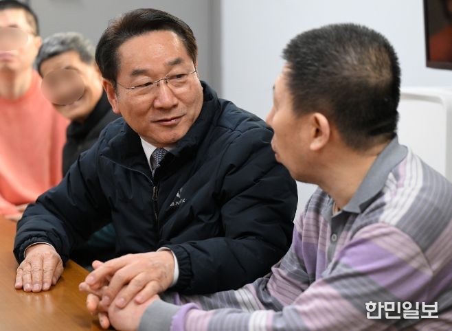 유정복 인천광역시장이 20일 미추홀구 소재 노숙인요양시설에서 입소자들을 격려하고 있다.