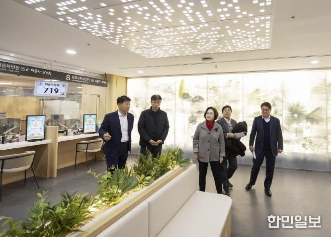1월 19일, 박희영 용산구청이 새단장을 마친 용산구 종합행정타운 2층 민원실을 둘러보고 있다
