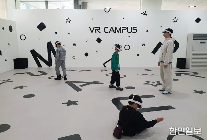 잡월드 미래직업관 내 ‘한국폴리텍대학 반도체VR캠퍼스’에서 반도체 8대 공정을 가상현실(VR)로 체험하고 있는 모습