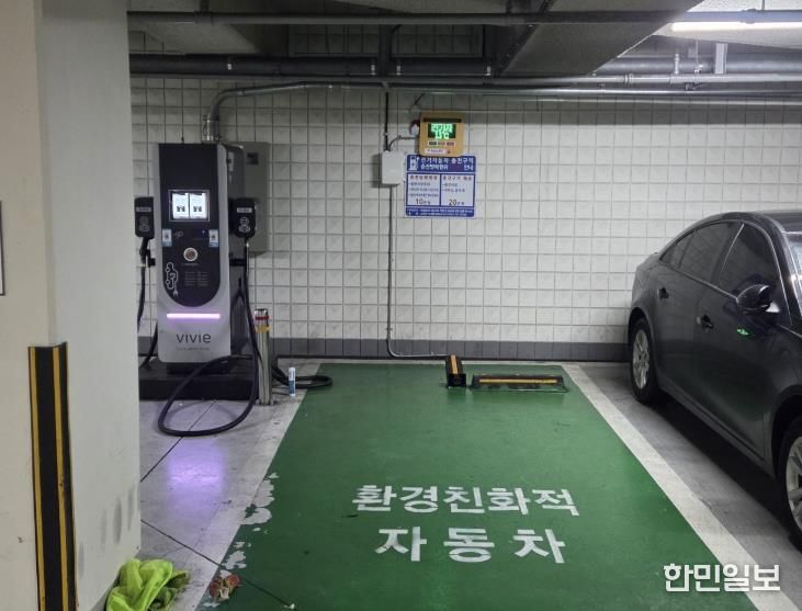 월계구민체육센터 지하주차장 전기차 충전구역에 설치된 전기차 화재 예방 시스템(사진=노원구시설관리공단)