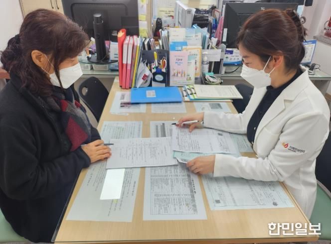 치매안심센터에서 치매치료관리비 지원 상담을 하고 있다