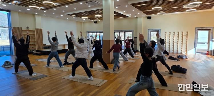 22일 요가컬처타운을 방문한 경남교육청교육연수원 연수생들이 인도정통 요가를 체험하고 있다.
