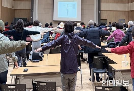 ‘겨울온기학교’ 참가자들이 낙상 예방을 위한 균형 잡기 동작을 하고 있다. 한국산림복지진흥원 국립나주숲체원 제공