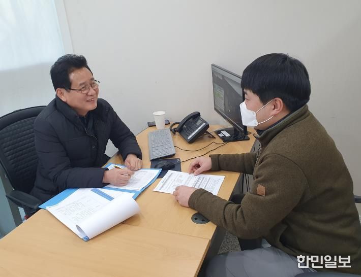 성동구청 1층 ‘건축법률 상담실’에서 한 구민이 건축사와 상담하고 있는 모습