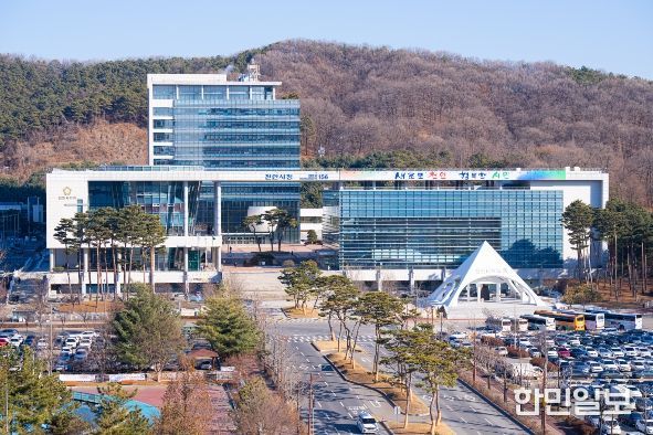 1. 천안시청 전경.