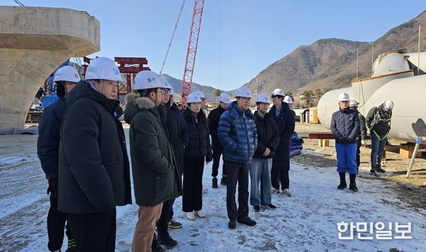 정선읍 신도로망 구축사업 현장에서 용접 부위 균열 여부 등 품질·안전 점검을 실시하고, 정선군 직원