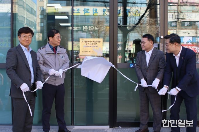 (왼쪽에서 두번째부터) 양백승 광주북부경찰서장, 박영현 광주은행 문화동지점장, 정용식 광주은행 금융소비자보호부장이 '빛고을 보이스피싱 예방 우수 금융기관' 현판 수여식을 진행하고 있다.