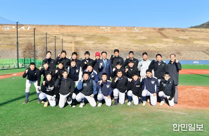 김한종 장성군수가 27일 원주고 야구 선수단이 동계 전지훈련 중인 장성호 체육공원을 찾았다.