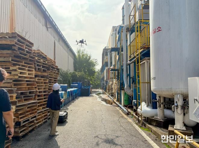 대전 대덕구 관계자가 드론을 활용한 실시간 비행 촬영을 통해 육안으로 확인하기 어려운 불법 배출 행위를 점검하고 있다.