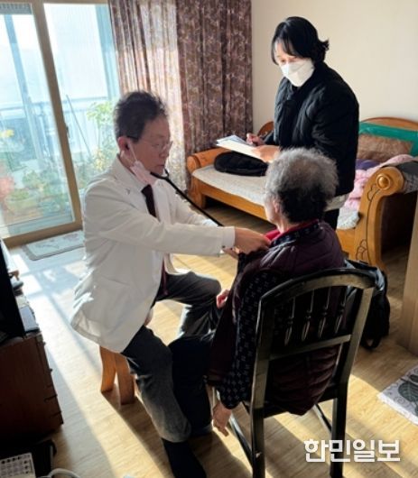 영천시보건소와 동산의원이 협력해 운영하는 재택의료센터가 지난 27일 첫 방문진료를 실시했다.