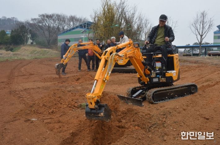 농업용 소형중장비·드론 자격 취득 지원
