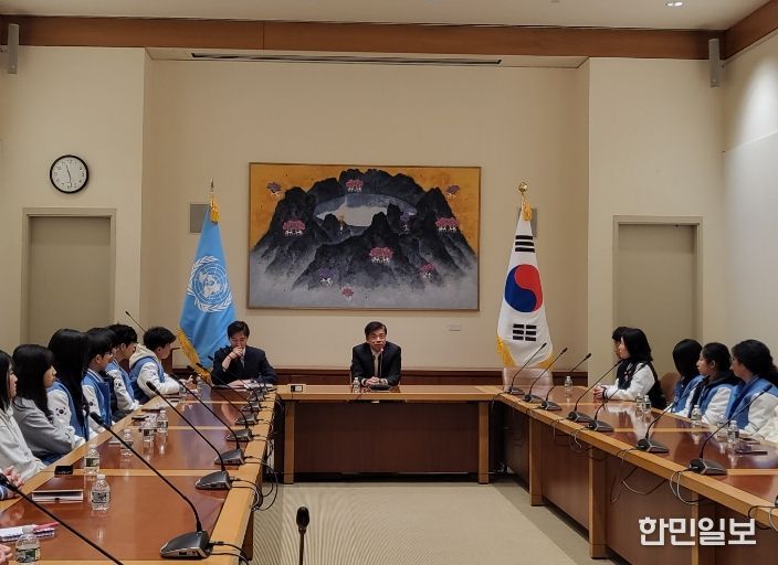 전남학생공공외교스쿨 학생들이 주유엔대한민국대표부를 방문해 차지훈 대사와 간담회를 진행하고 있다.