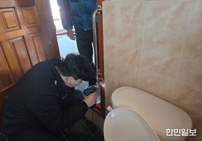 28.(수) 119생활안전순찰대가 독거노인가구 화장실에 안전손잡이를 설치하고 있다.