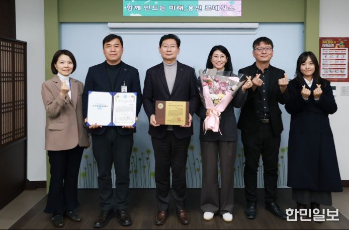 이상일 용인특례시장(왼쪽 세번째)이 28일 열린 '제2회 세계청년리더총연맹(WFPL) 8대 지자체 혁신평가'에서 특례시 부문 대상을 수상한 뒤 직원들과 기념촬영을 하고 있다