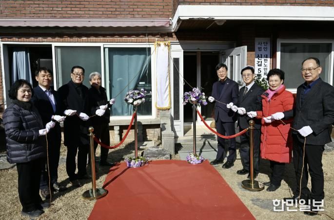 이민근 안산시장(오른쪽 네번째)이 28일 신길5통경로당 이전 개소식에서 현판식을 진행하고 있다.