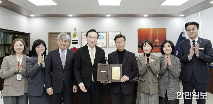 성남시는 경기도교육청이 주관한 ‘기초지자체 교육 협력 사업 평가’에서 우수 기관으로 선정돼 감사패를 받았다.