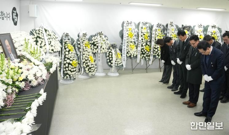 고 이해찬 민주평통자문회의 수석부의장 분향소 조문 사진-김영록 전라남도지사가 29일 더불어민주당 전남도당에 마련된 고 이해찬 민주평통자문회의 수석부의장 분향소를 방문해 실·국장들과 조문하고 있다.