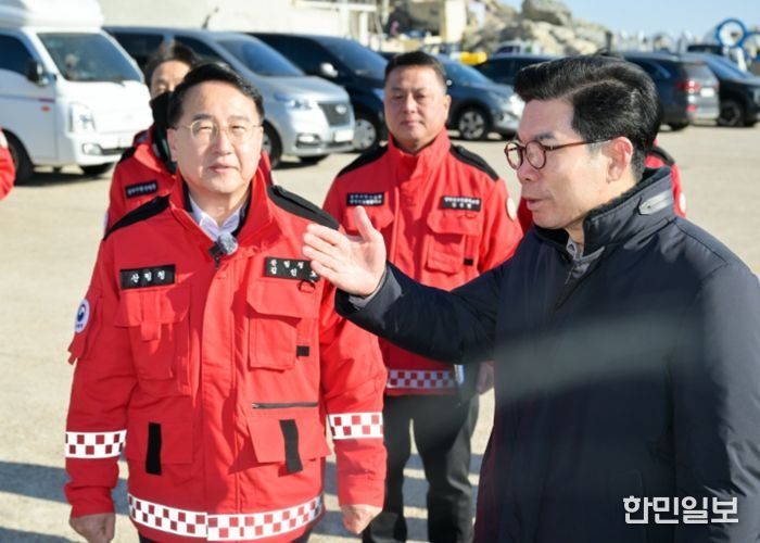 김광열 영덕군수(오른쪽)가 경북산불 피해지를 찾은 김인호 산림청장을 안내하고 있다. '출처: 영덕군 제공'