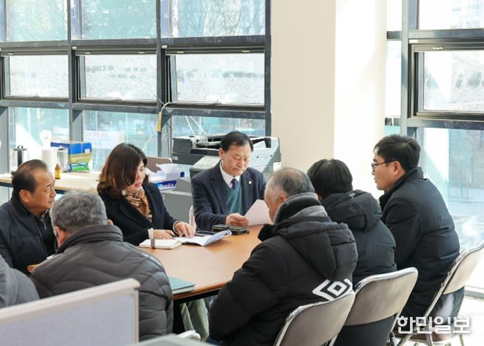 안산시의회가 최근 경기도시·군의회의장협의회에서‘민사집행법 개정 촉구 건의안’을 제안한 데 이어 29일에는 지역 내 관련 현장을 찾았다. 사진은 이날 의원들이 현장을 방문한 모습.