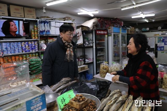 물가상황을 점검하고 상인들의 애로사항을 청취하고 있는 안형준 국가데이터처장(왼쪽)