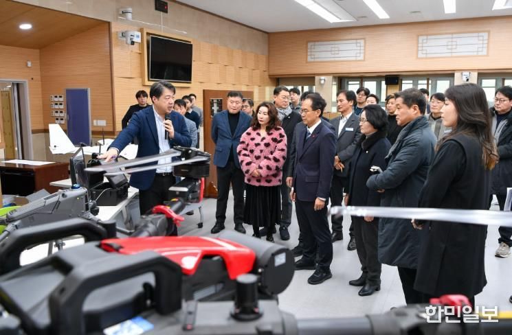 주관사에서 온디바이스 AI기술이 탑재된 드론을 설명하고 있다