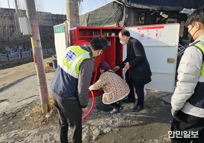 송파구가 장지동 화훼마을에 방문해 가스유출 여부 및 소화기 내구 연한 등을 확인하며, 화재 예방 점검을 하고 있다.