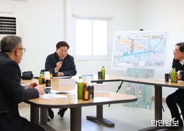 박승원 광명시장이 2일 오후 광명시흥 테크노밸리 공사 현장을 방문해 한국토지주택공사, 경기주택도시공사 등 관계자들에게 신속하고 차질 없이 공사를 추진해 달라고 요청하고 있다.